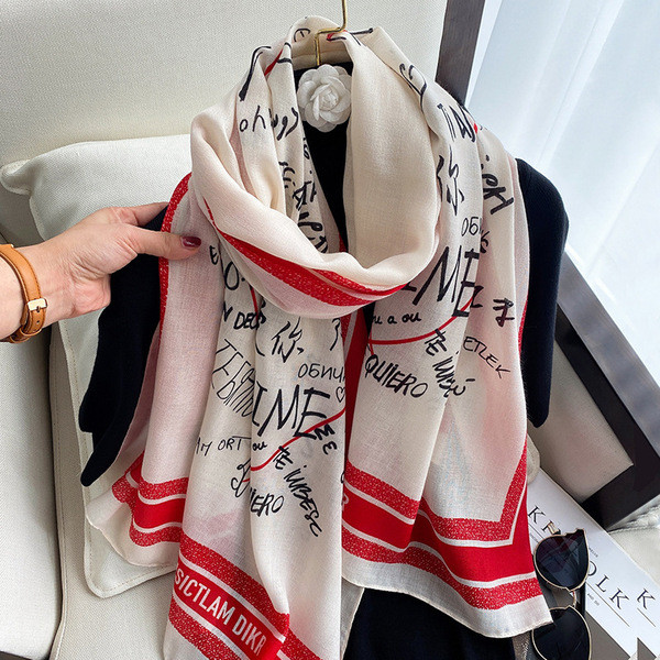 Aktuelan ženski šal sa natpisima
