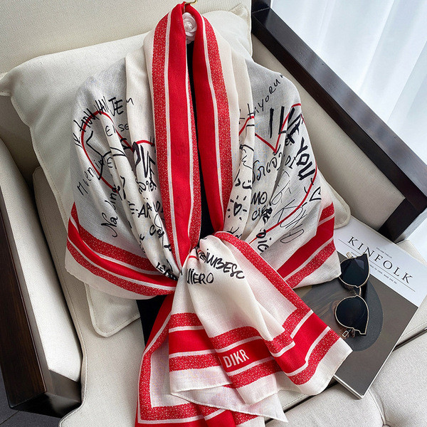 Aktuelan ženski šal sa natpisima