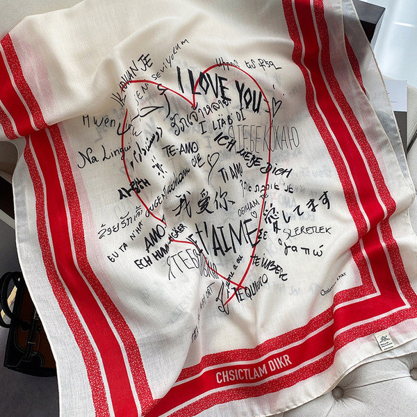 Aktuelan ženski šal sa natpisima