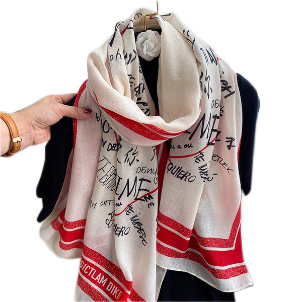 Aktuelan ženski šal sa natpisima