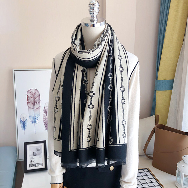 Moderan ženski šal u crno-bijeloj boji
