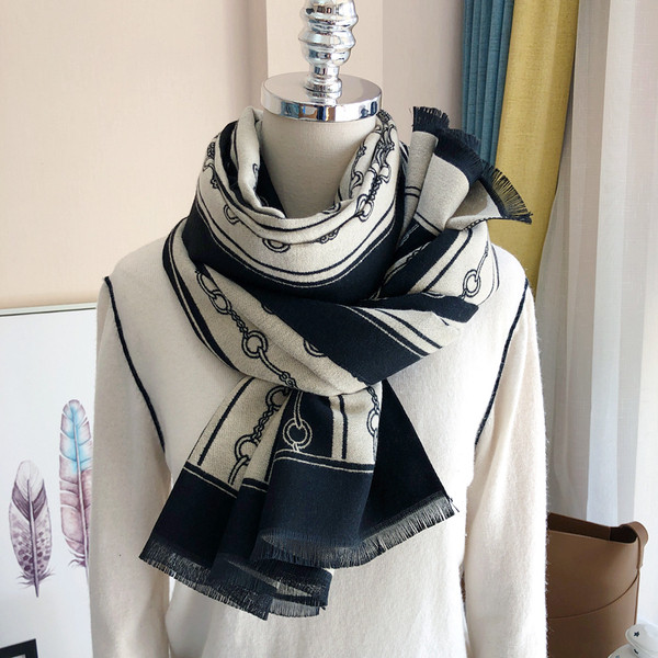 Moderan ženski šal u crno-bijeloj boji