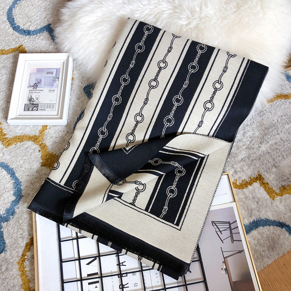 Moderan ženski šal u crno-bijeloj boji