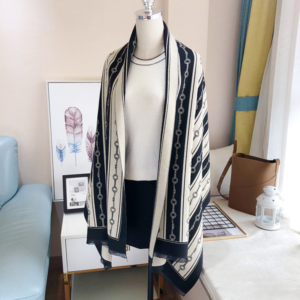 Moderan ženski šal u crno-bijeloj boji