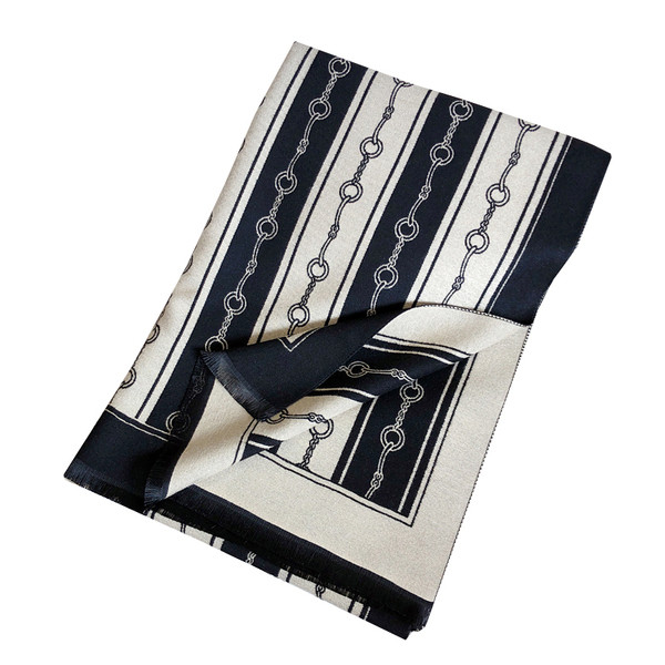 Moderan ženski šal u crno-bijeloj boji