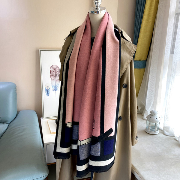 Moderan ženski šal prikladan za zimu