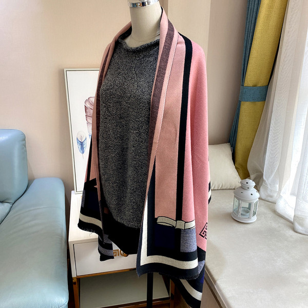 Moderan ženski šal prikladan za zimu