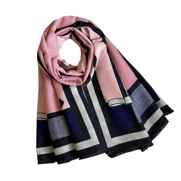 Moderan ženski šal prikladan za zimu