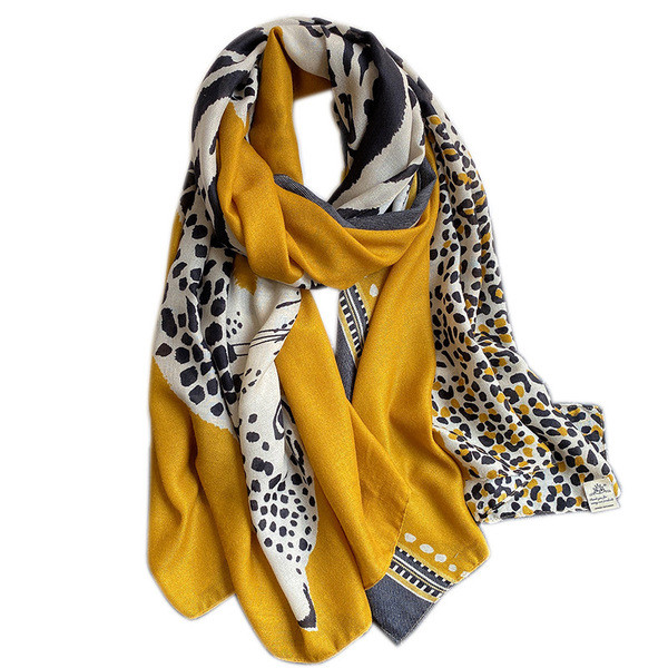 Aktualan ženski šal sa leopard printom