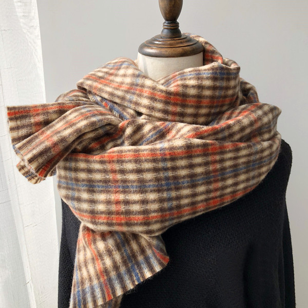 Ležeran vuneni karirani ženski šal