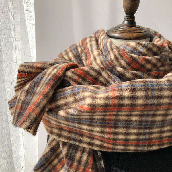 Ležeran vuneni karirani ženski šal