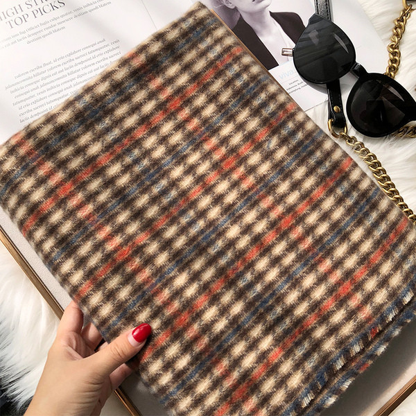 Ležeran vuneni karirani ženski šal