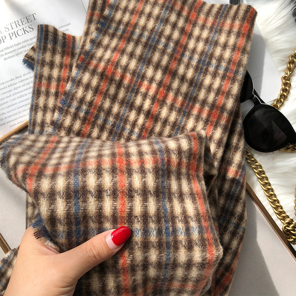 Ležeran vuneni karirani ženski šal