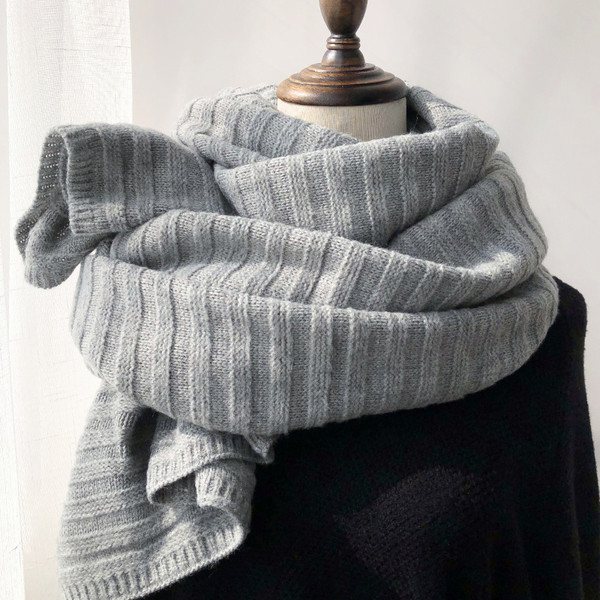 Jednobojni zimski pleteni ženski šal