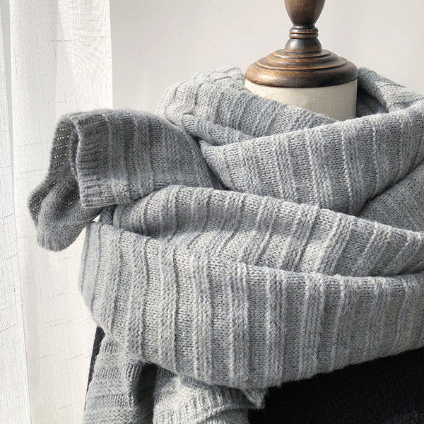 Jednobojni zimski pleteni ženski šal