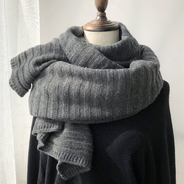 Jednobojni zimski pleteni ženski šal