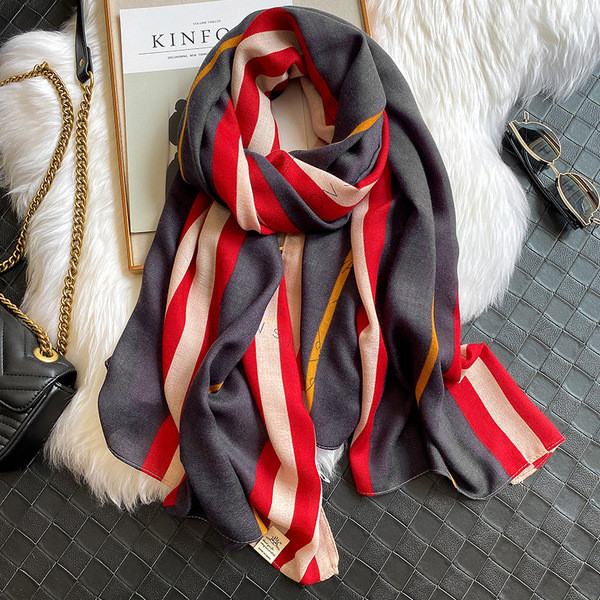 Csíkos, színes női sál