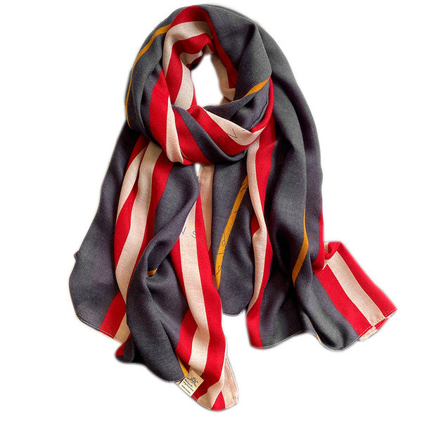Csíkos, színes női sál