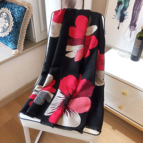 Modern nagy női sál virágos motívumokkal