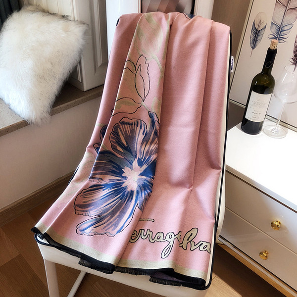 Novi model ženske marame sa cvjetnim motivima i natpisima