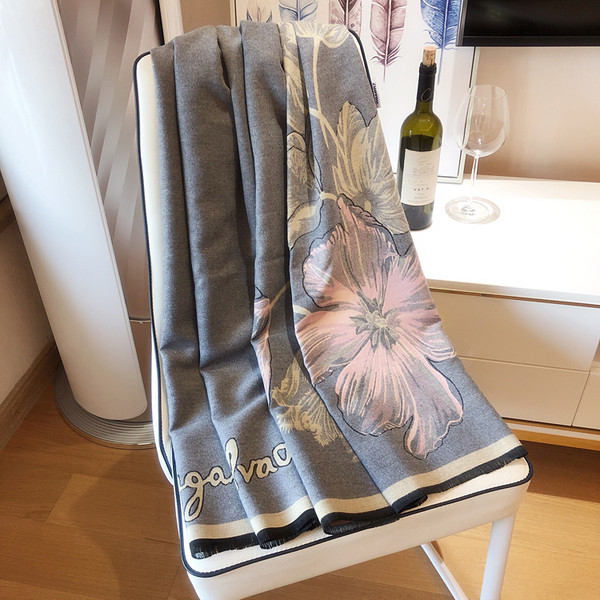 Novi model ženske marame sa cvjetnim motivima i natpisima