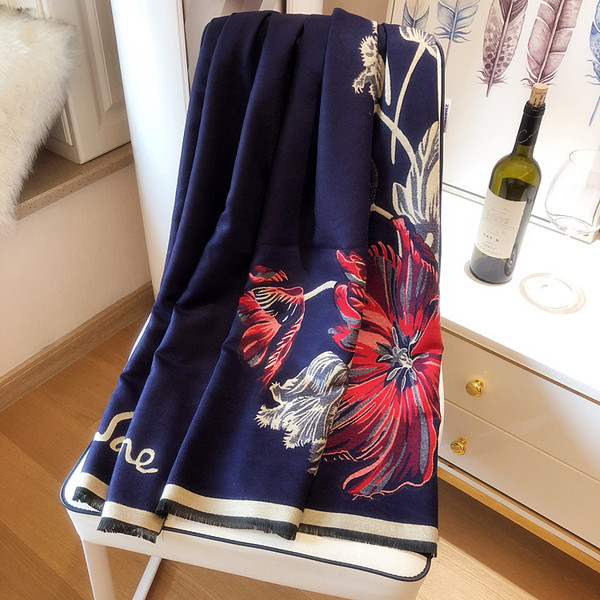 Novi model ženske marame sa cvjetnim motivima i natpisima