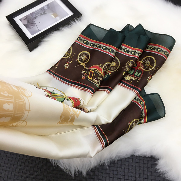 Elegantan ženski šal s kariranim rubom