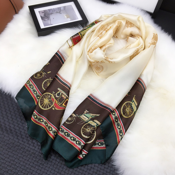 Elegantan ženski šal s kariranim rubom