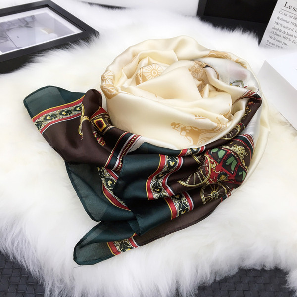 Elegantan ženski šal s kariranim rubom