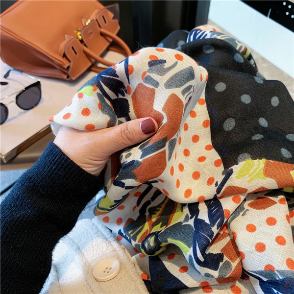 Elegantni ženski četvrtasti šal