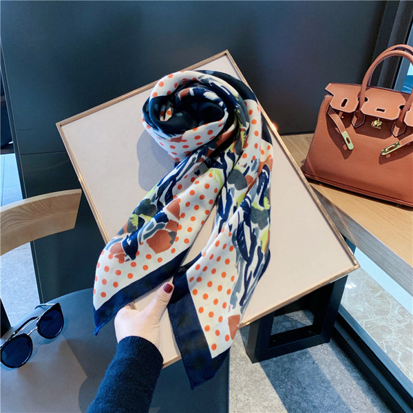 Elegantni ženski četvrtasti šal