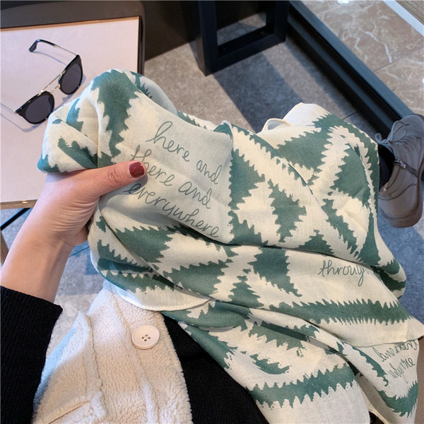 Szögletes női sál feliratokkal