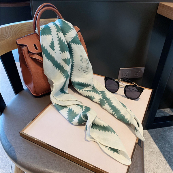 Szögletes női sál feliratokkal