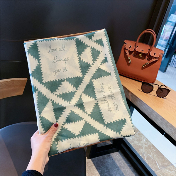 Szögletes női sál feliratokkal