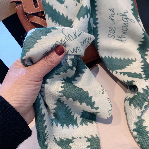 Szögletes női sál feliratokkal