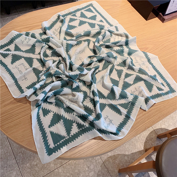 Szögletes női sál feliratokkal