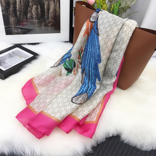 Női selyemkendő hímzéssel