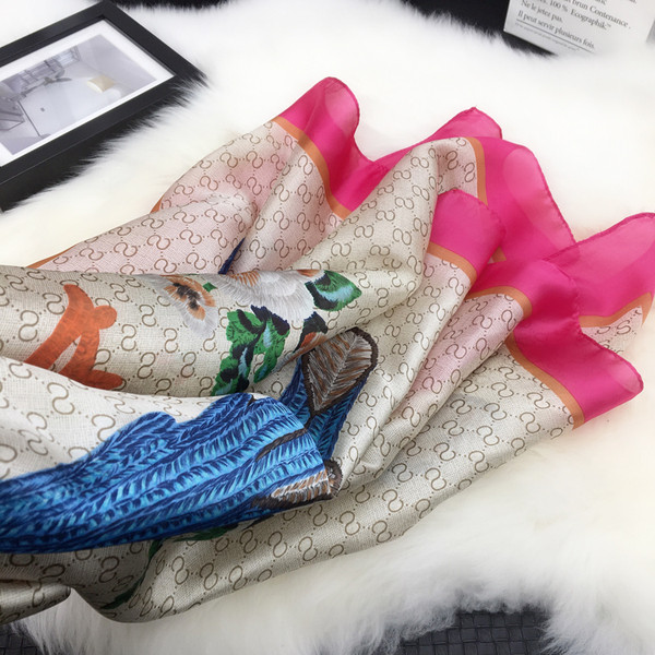 Női selyemkendő hímzéssel