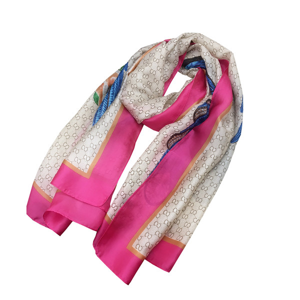 Női selyemkendő hímzéssel