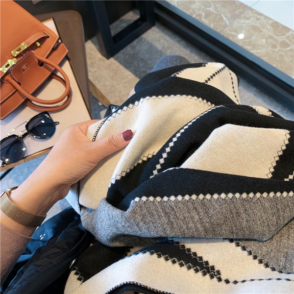 Alkalmi női téli sál fekete és rózsaszín színben