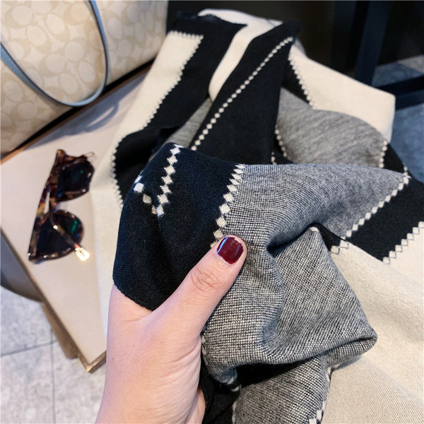 Alkalmi női téli sál fekete és rózsaszín színben