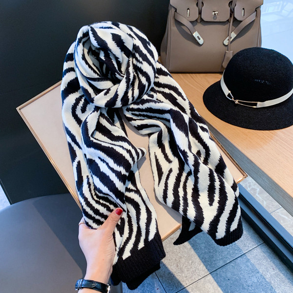 Aktuális női kötött sál zebra mintával