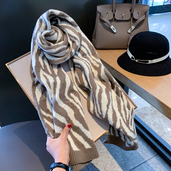 Aktuális női kötött sál zebra mintával