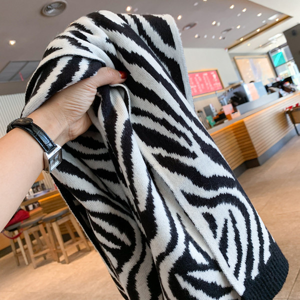 Aktuális női kötött sál zebra mintával