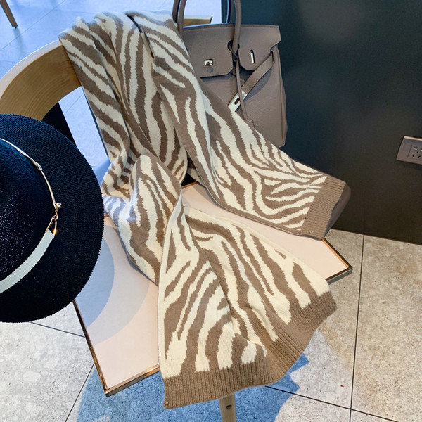 Aktuális női kötött sál zebra mintával