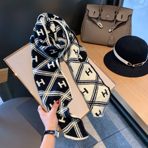 Alkalmi női gyapjúsál barna és fekete színben