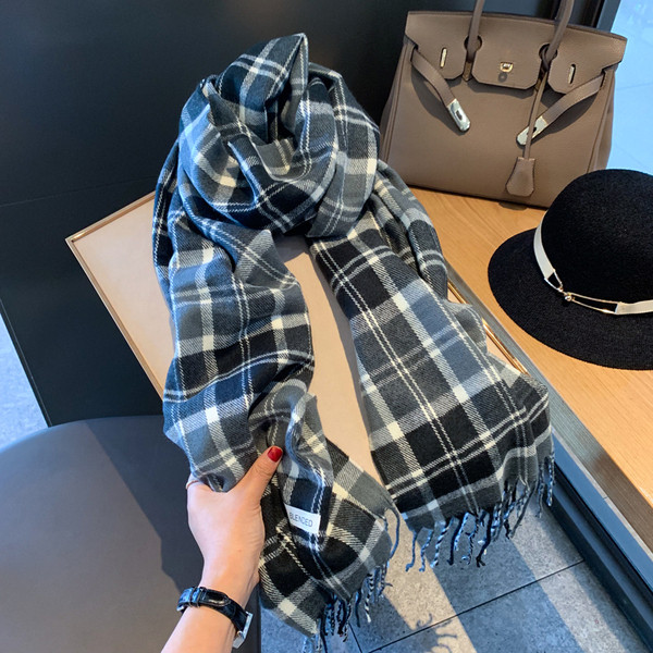 Dnevni zimski ženski šal s resama