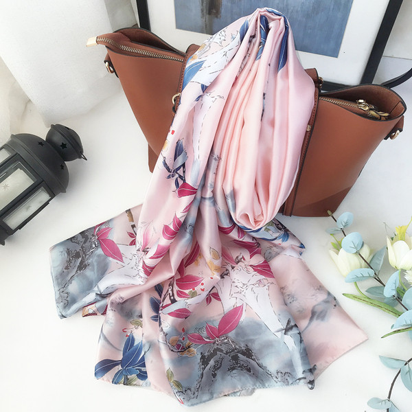 Ženski ružičasti šal s cvjetnim uzorkom