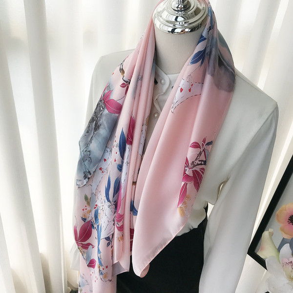 Ženski ružičasti šal s cvjetnim uzorkom