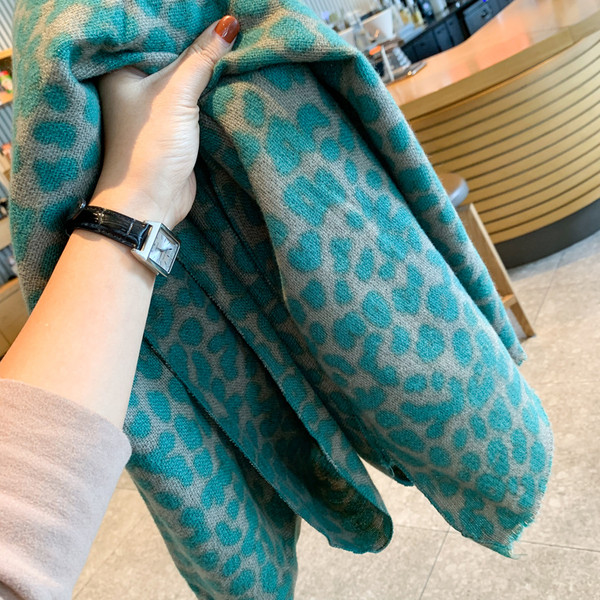 Veliki ženski šal s leopard uzorkom u zelenoj boji